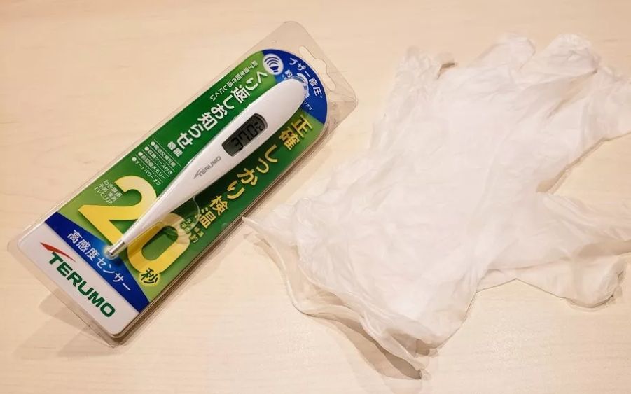  2月7日，船方为乘客发了温度计和橡胶手套，每日自己测量体温，超过37.5摄氏度需要上报。图片由网友 @data_tw提供