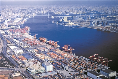 繁忙的东京港东京的港口码头东京有发达的公共交通系统.