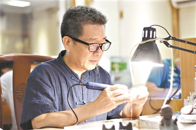 雕琢翡翠玉石的张炳光.