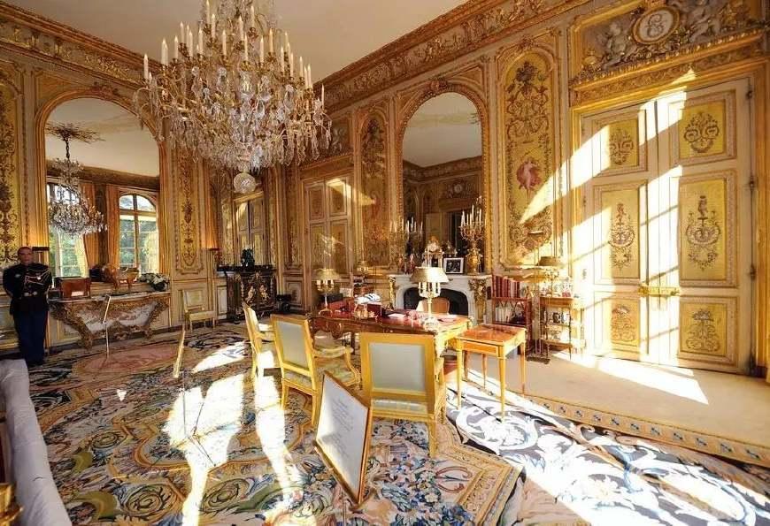 爱丽舍宫换餐具引轩然大波马克龙被骂得狗血淋头