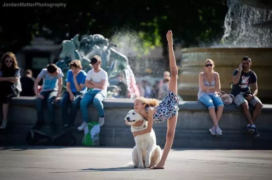 当他们脱下衣服走上街头舞蹈整个世界都被点亮了