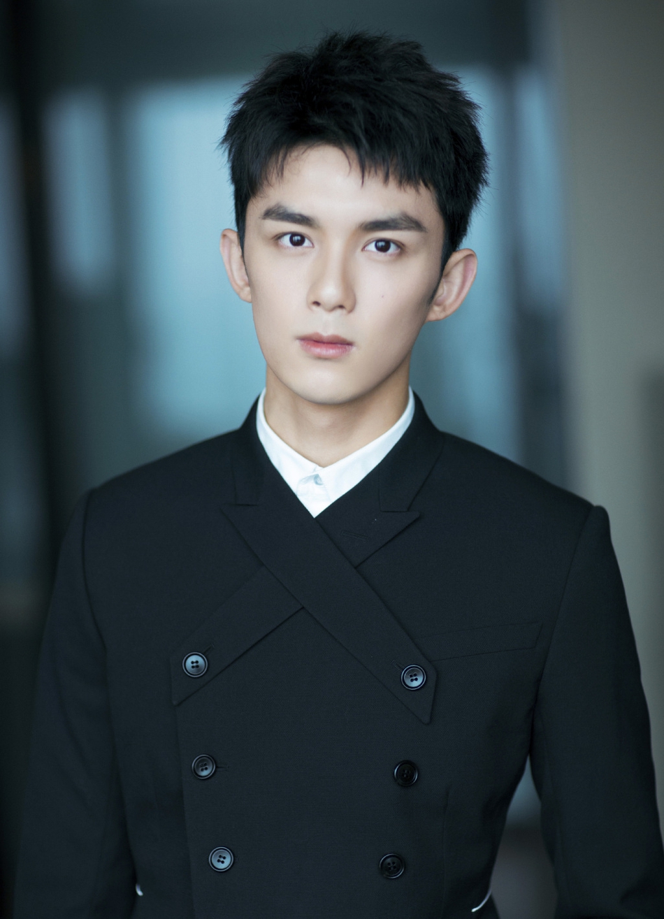 霸道总裁上线!吴磊西装笔挺眼神凌厉帅出新高度