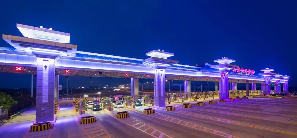 机场二通道沿线更美更亮了手机支付通行费嗖嗖地快