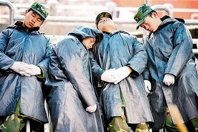 地为床天为被军人的睡功你服不服