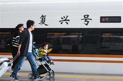 昨日,在杭州火车东站,乘坐从杭州至北京的"复兴号"动车组g20次列车的
