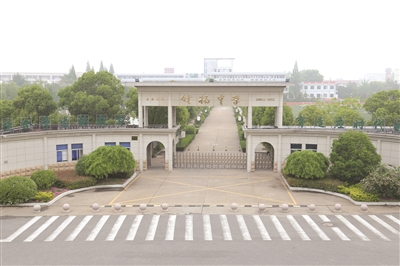盐城市时杨中学地处国家级生态镇——学富镇,毗邻青年路和231,331省道