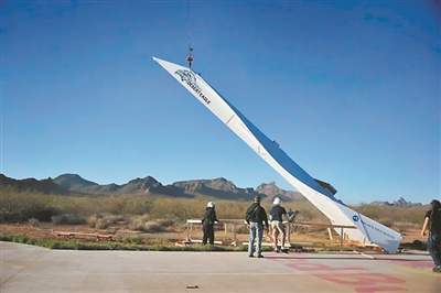 巨型纸飞机挑战世界纪录