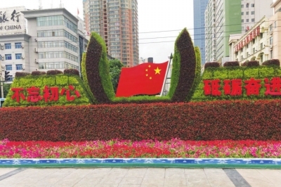 六月的金城兰州,黄河两岸花团锦簇,南北两山绿意盎然.