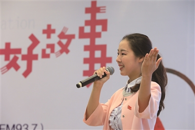 "超级老师"戴直播摄像头给孩子上课|老师|陈蕊|摄像头_新浪新闻