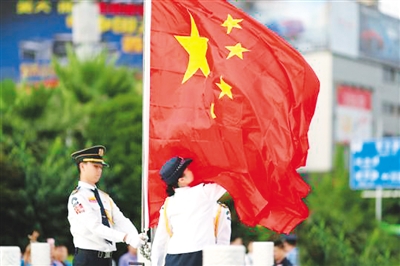 两岸及港澳青年"相聚国旗下":今天我当升旗手|贵州|升旗手|同根_新浪