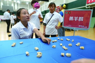 "抓羊拐"寻童趣