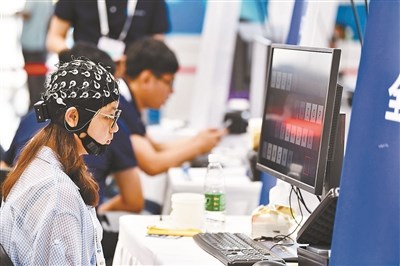 脑控打字亮相世界机器人大赛 北京高一女生夺