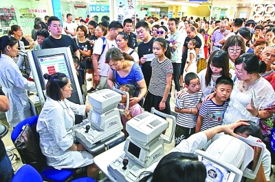 近视产品:我国青少年近视率世界第一:电子产品等是罪魁祸首 浙江杭州,暑假期间浙医二院眼科中心人山人海,不少家长带着孩子来做视力检查。