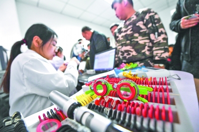 近视产品:我国青少年近视率世界第一:电子产品等是罪魁祸首 山西太原,中小学生在山西省眼科医院排队检查视力。本文图均为视觉中国 资料图
