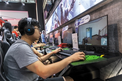 2018年8月，上海2018ChinaJoy中国国际数码互动娱乐展览会现场，一名男子在玩电竞游戏。 图/视觉中国