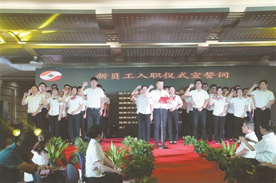 东台农商行新入职员工拜师学艺