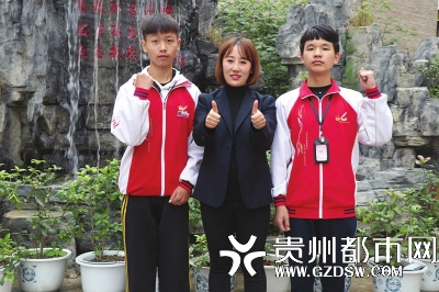 两名同学与拍摄的刘芳老师合影。