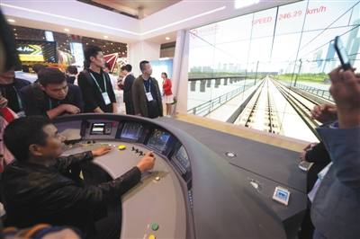 11月6日，参观者在进博会中国馆体验高铁复兴号模拟驾驶。新京报记者 吴江 摄