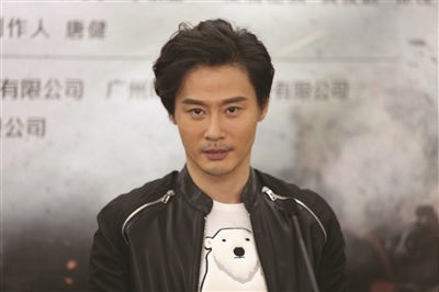 该剧导演周小兵,主演程枫(如图),曲尼次仁,刘美旗和封佳奇来宁受访