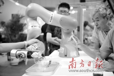   在第三届珠洽会上，KUKA高性能7轴机器人手臂演示倒啤酒。 戴嘉信 摄