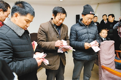 17名农民工领到血汗钱