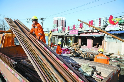 昨天，西城区广外街道联手丰台区太平桥街道开展整治行动，拆除违建，消除安全隐患，提升马连道地区的整体环境，亮出美丽交界线。本报记者&nbsp;&nbsp;方非摄