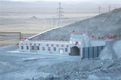 昨日，内蒙古西乌旗银漫矿业公司，矿区后侧的主斜坡道入口处。 新京报记者 王飞 摄