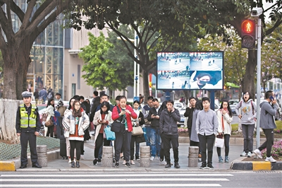 你不看红灯 红灯在看你|闯红灯|红灯|行人_新浪新闻
