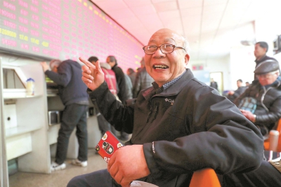 大爷大妈广东路看股市行情涨了跌了都睡不着不涨不跌还睡不着|炒股