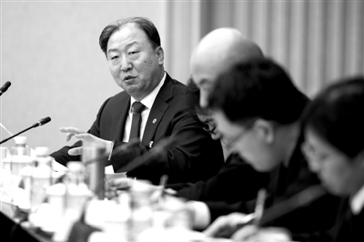 【两会影像】讨论两高报告