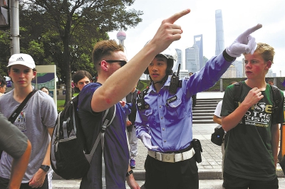 人黄俊为擦亮上海城市名片贡献基层智慧外滩第一岗有个问不倒的帅交警