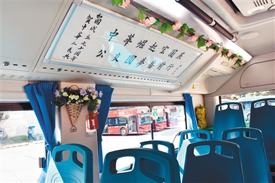 创意车厢 让乘客提前感受节日氛围