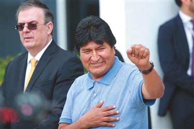 11月12日，日前辞职的玻利维亚总统莫拉莱斯抵达墨西哥首都墨西哥城，接受墨方提供的政治庇护。图/视觉中国