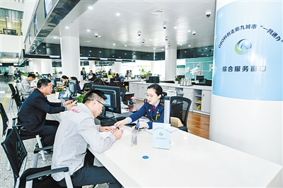 在长兴政务服务中心G60科创走廊综合服务通办窗口，市民正在办理上海公司的营业执照。资料图片
