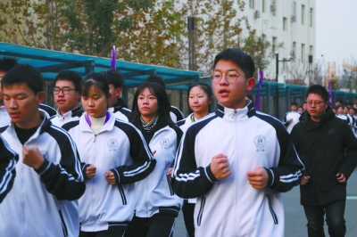 校服上绘着清华附中校徽.雄县高中生梁浩最近有点忙.