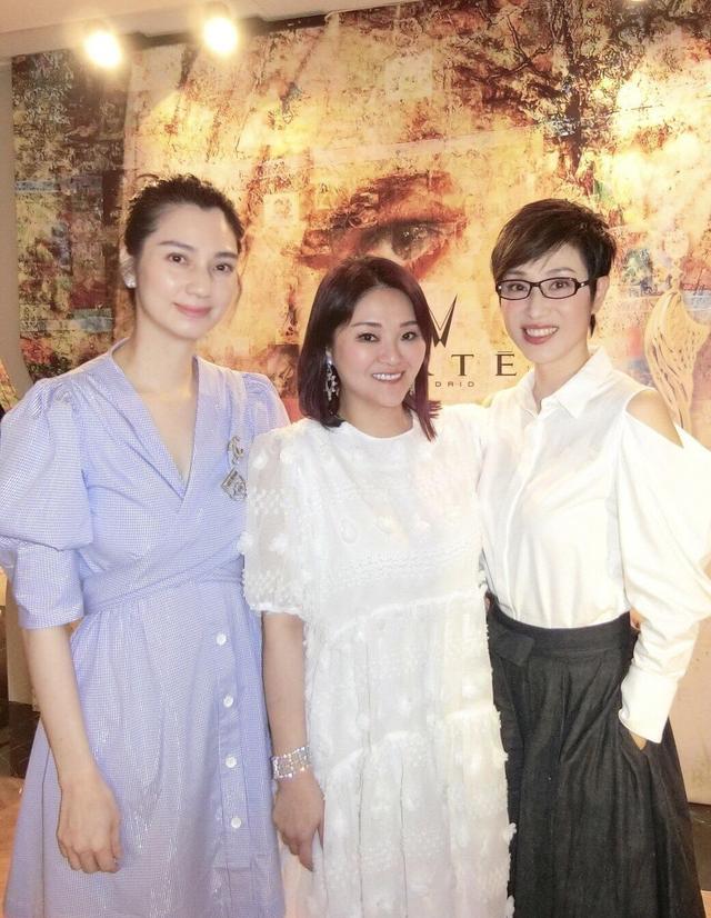 51岁陈法蓉与47岁洪欣同框,一个短发女神,一个气质优雅,都不输