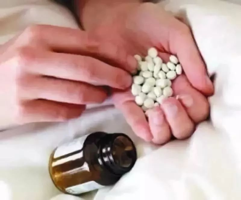 "老房子里黑乎乎的,我进去后就换上了蓝色连衣裙,吃了40多片安眠药.