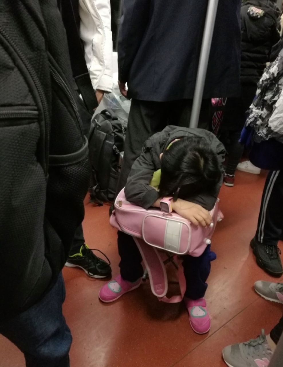 300万人的地下偷拍照:"你见过地铁上哭的人吗?