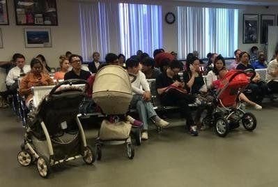  来自中国的父母在中国驻洛杉矶总领馆为他们在美国出生的孩子办理证件（美国《世界日报》资料图片）