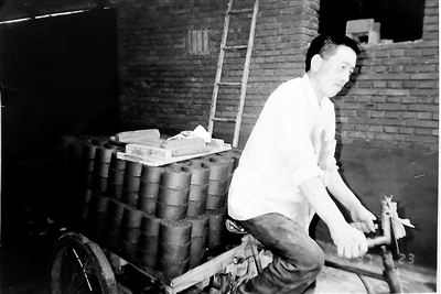 有一首旧京《竹枝词》写道:"京师尚石炭,炊煮当柴薪.