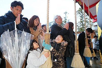 新年去神社参拜的日本民众（北日本新闻）