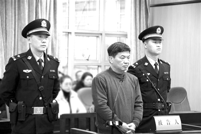 　图为李雪平（中）在接受审判。 吴晓夏 摄