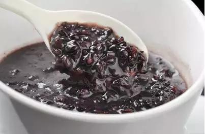 紫米粥材料:紫米100,红枣100,白糖少许做法:1.