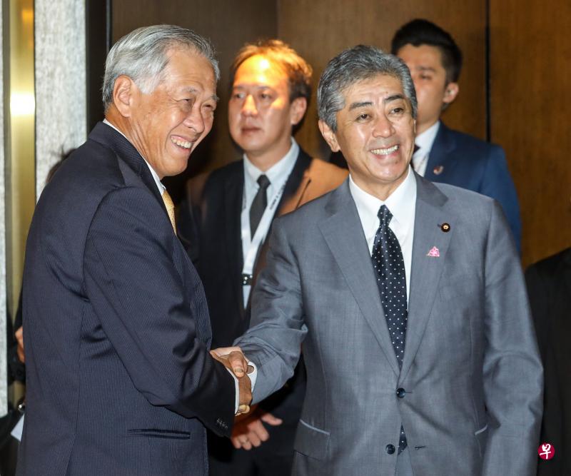  黄永宏（左）与日本防长岩屋毅会面。（陈斌勤摄）