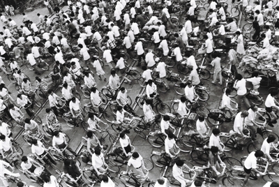 1984年，上海，光新路，自行车人潮。本版图片/视觉中国