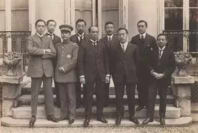 1919年，中国赴欧洲考察团在巴黎的合影。（前排左二为蒋百里、左三为梁启超、左四为张君劢）