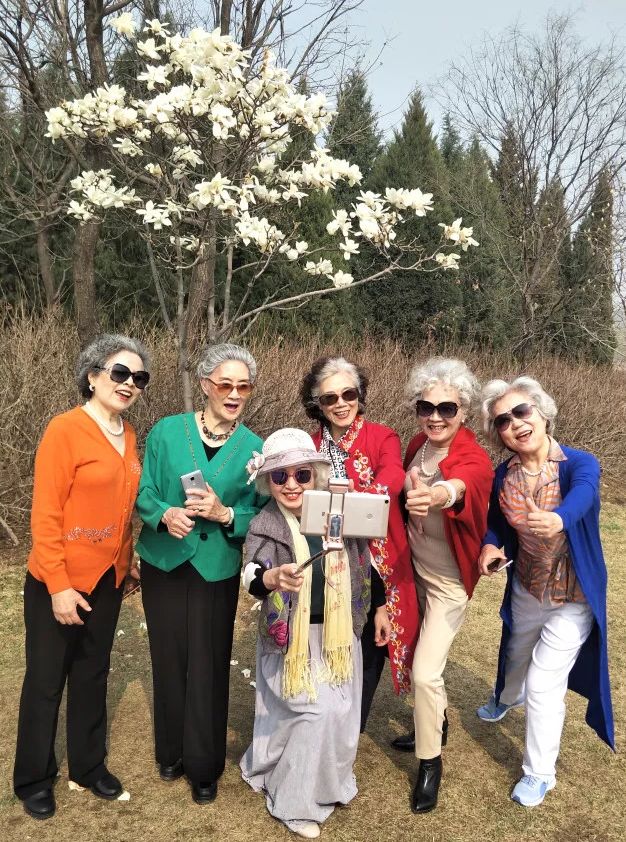 6位年均80岁的银发闺蜜同游公园,走t台,穿时装,气质太美,吸引无数人