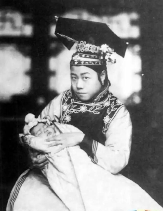看了清朝嫔妃的老照片才知道宫斗剧都是骗人的