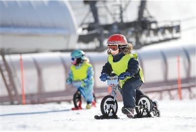 十一月十六日，小朋友在吉林省吉林市万科松花湖度假区滑雪场体验雪地平衡车。新华社记者 张 楠摄