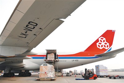 搭载着荷兰进口鲜花货品的货机停靠在河南郑州。